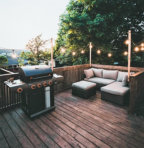 barbecue sur terrasse en bois