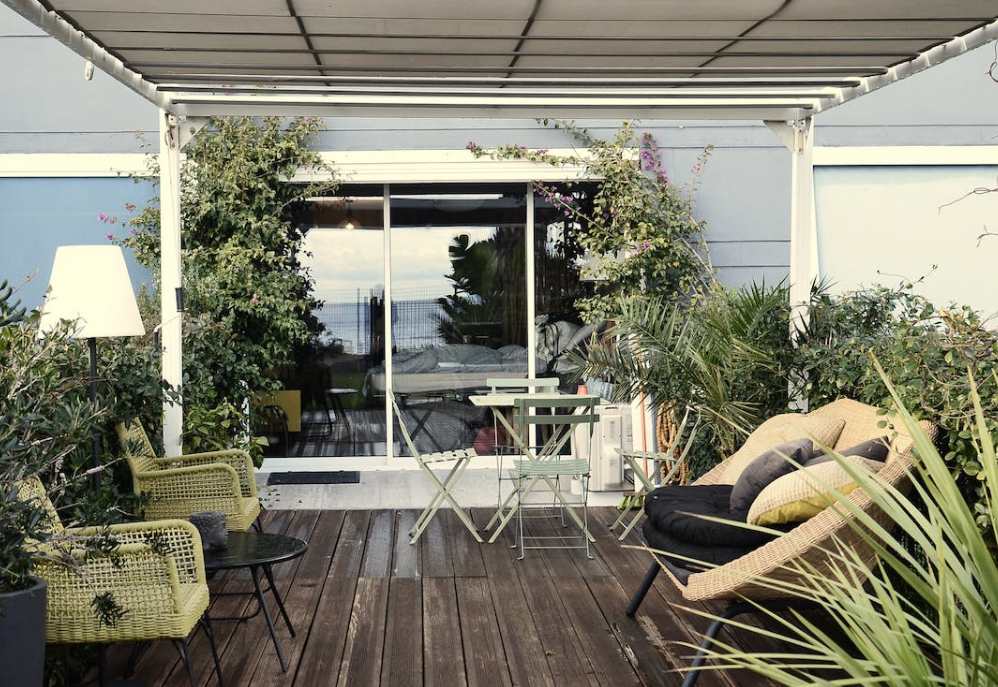 plantes sur terrasse en bois