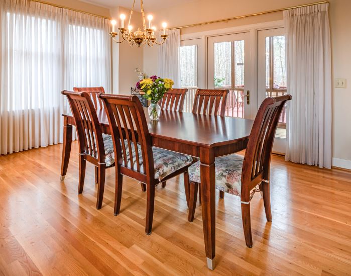 quelles chaises avec table en bois ancienne